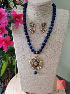 Kundan pendant necklace