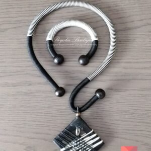 Flexi Black & White Necklace